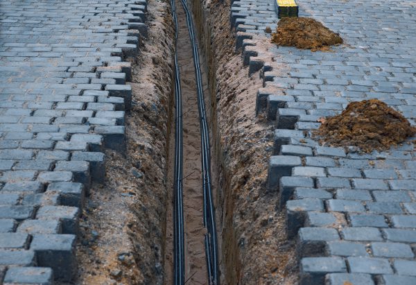 Ein Glasfaserkabel für schnelles Internet wird verlegt.